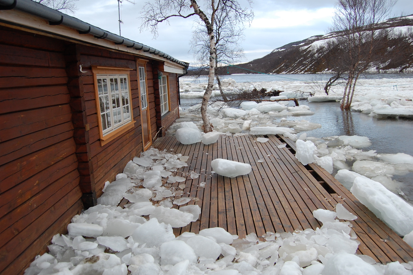 Vann og is på avveie kan gi skader på bygninger og infrastruktur. Foto. Anders Bjordal/NVE