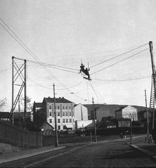 Menn arbeider i linjestrekkingen