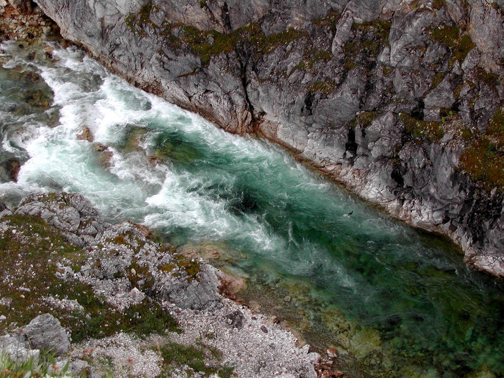 Børelva som renner gjennom et smalt fjellpass. vannet er blågrønt. Foto: Bjørn Lytskjold, NVE