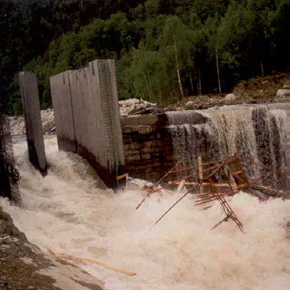 Kanal ved siden av dammen