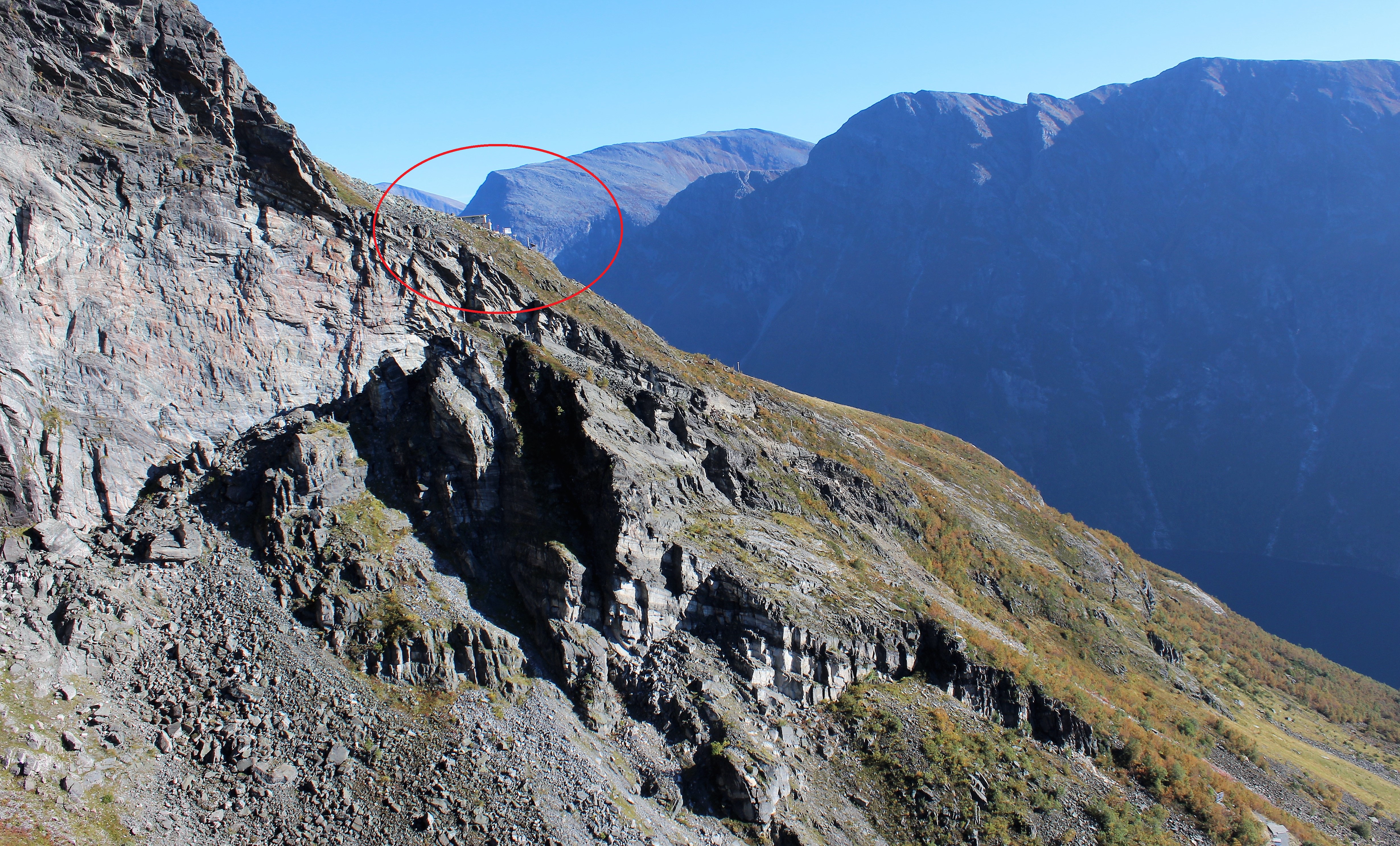 Åknes med NVEs overvåkingsstasjon Fjellvåken (rød ring)- Foto: NVE