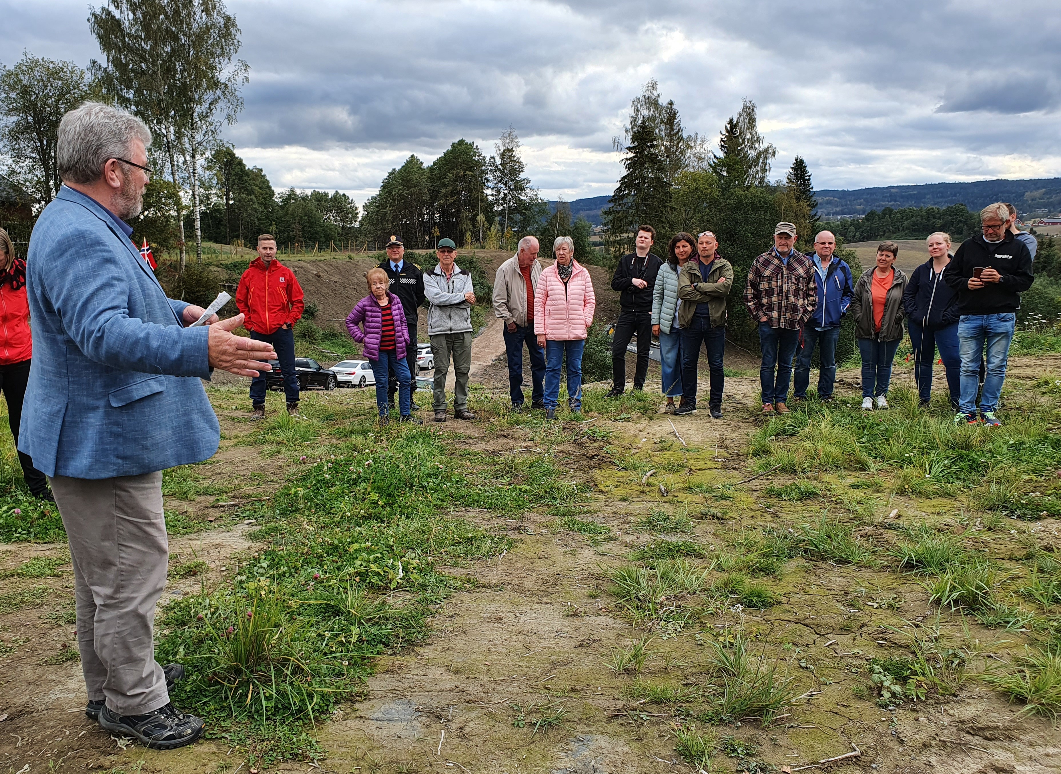 Ordfører Hans Thue i Nannestad kommune holdt tale og overrakte blomster. Sikringsarbeidene i og rundt ravinedalen kan ses i bakgrunnen.