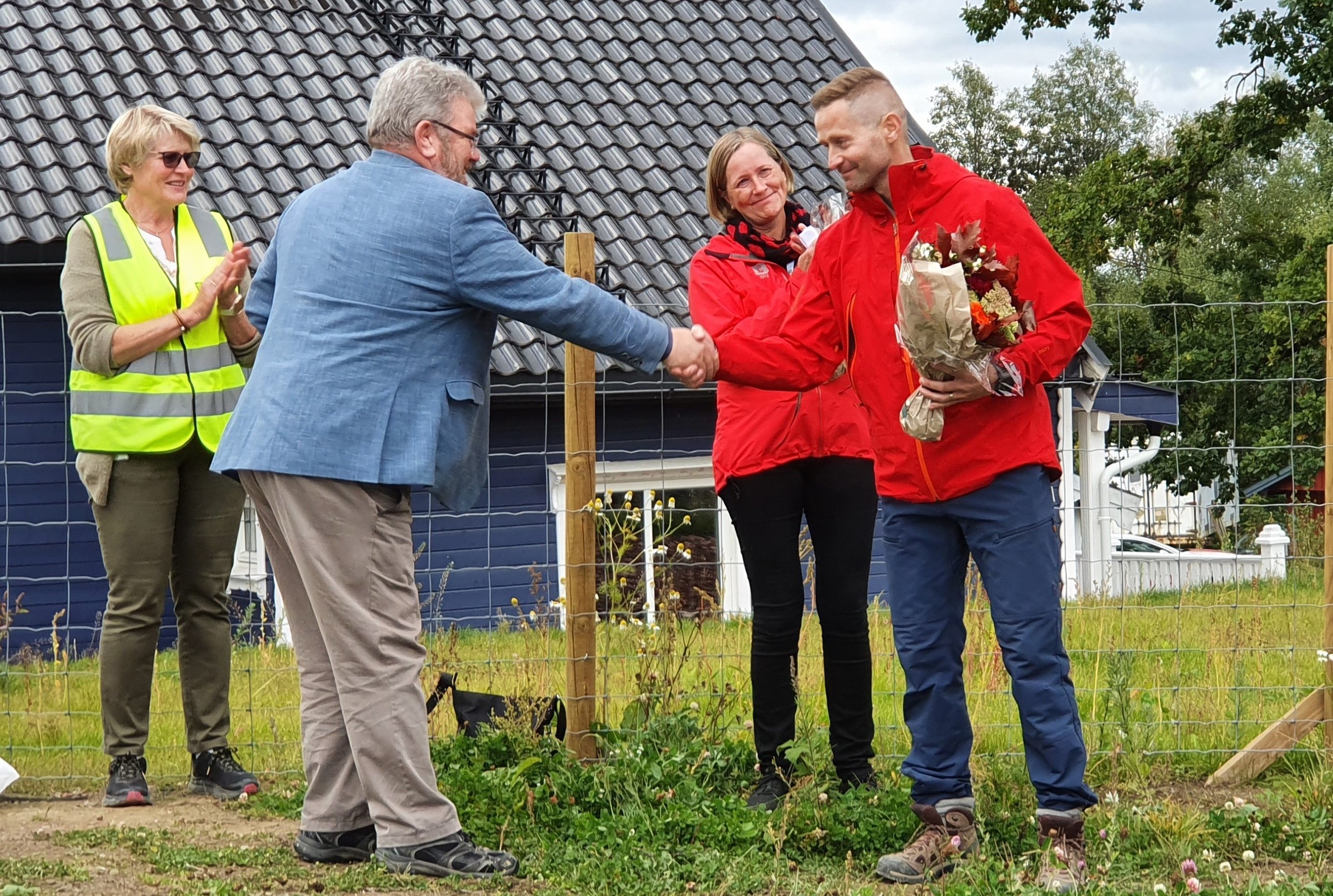 Prosjektleder Geir Hagen får blomster og ros for raskt og godt arbeid.