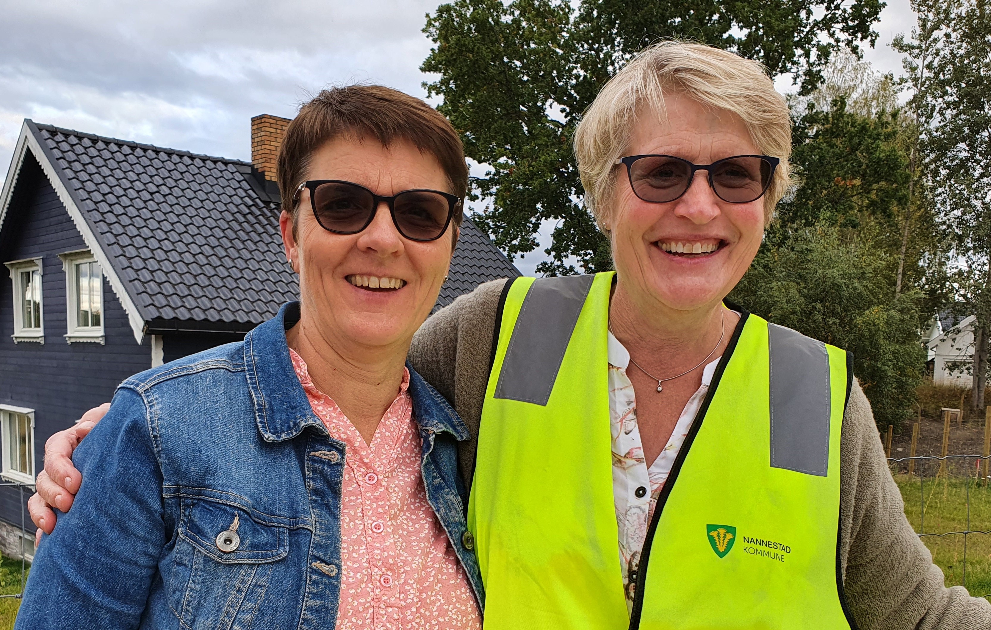 Lillian Aasheim og Ingebjørg Lajord serverer kake og kaffe på markeringen. De jobber begge i Nannestad kommune, og måtte gi folk beskjed om å forlate husene sine rett før jul.