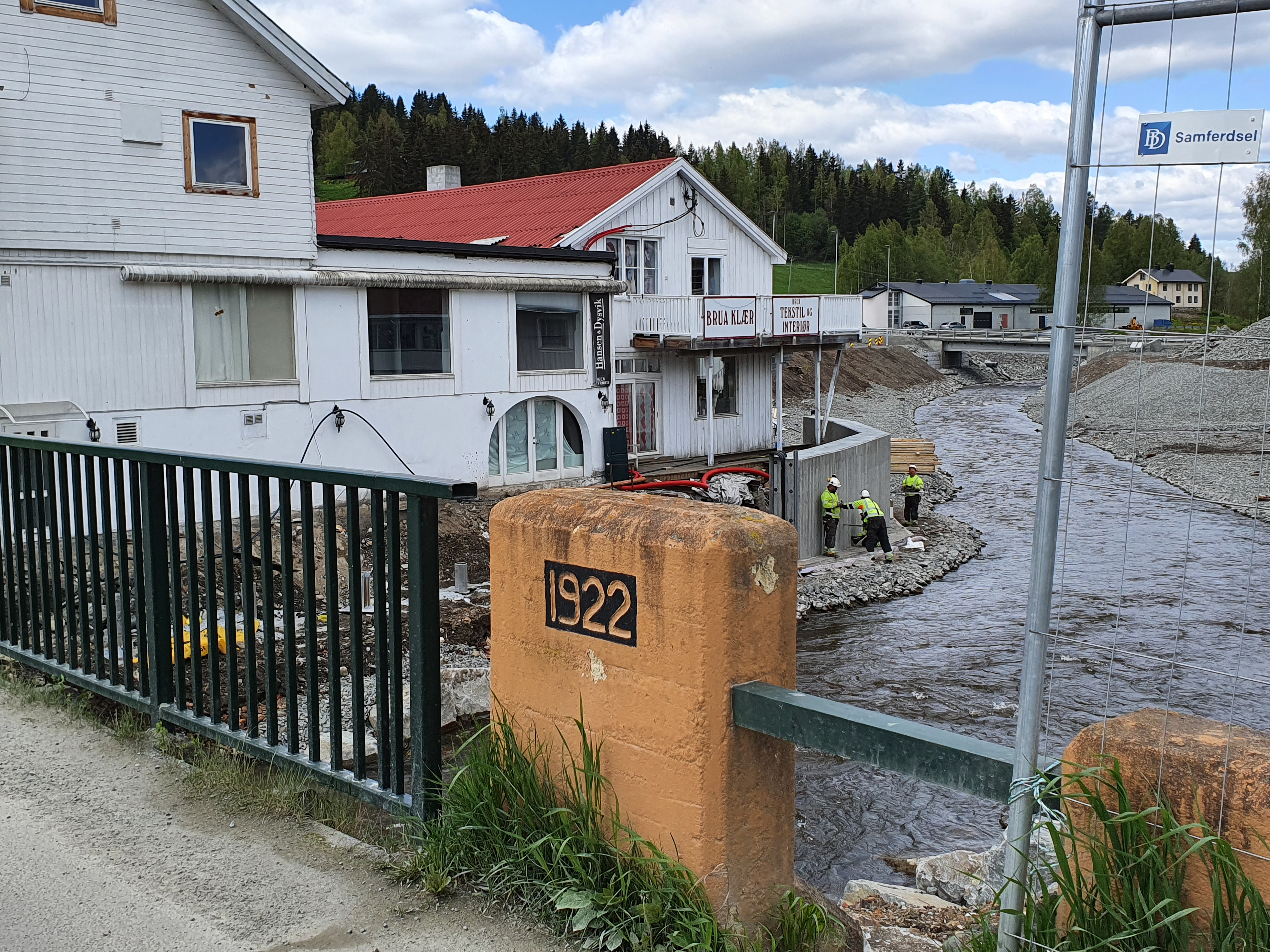 Arbeidet i Brandbu foregår stedvis på veldig liten plass, og må ivareta både eksisterende bygninger og kulturminner, som Augedalsbroa. Dagens bro er fra 1922, men stedet har vært brosted og skysstasjon mye lenger enn det.