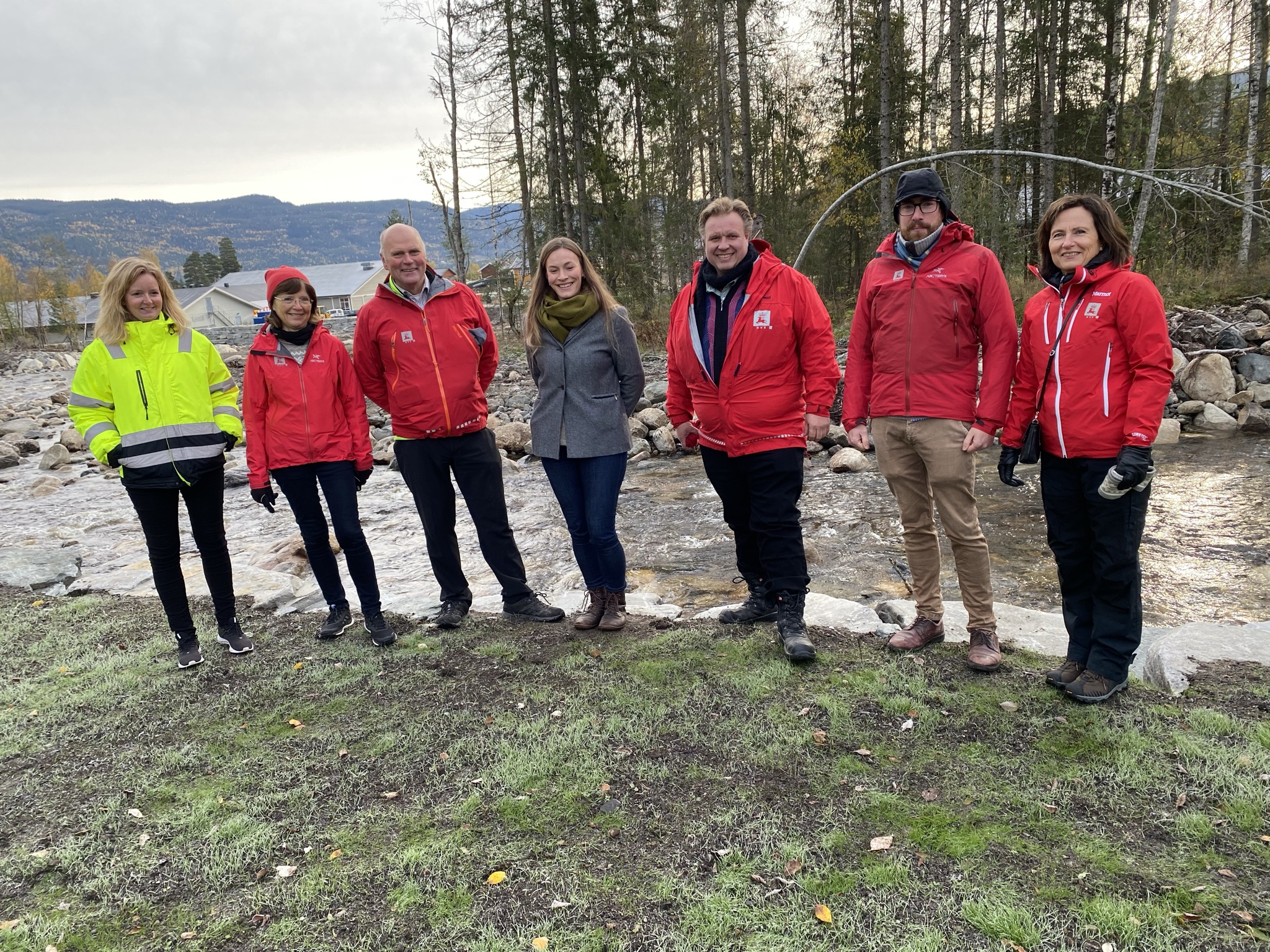 Fra venstre Tanja Grinde Bjørkgården (Rollag kommune), Anne Cathrine Sverdrup (regionsjef i NVE), Svein Arne Jerstad (prosjektleder NVE), Ordfører Viel Jaren Heitmann, Brigt Samdal (skred og vassdragsdirektør i NVE), Torsten Starkloff (overingeniør i NVE, region sør), Eva Almenning (seniorkonsulent i NVE, region sør)