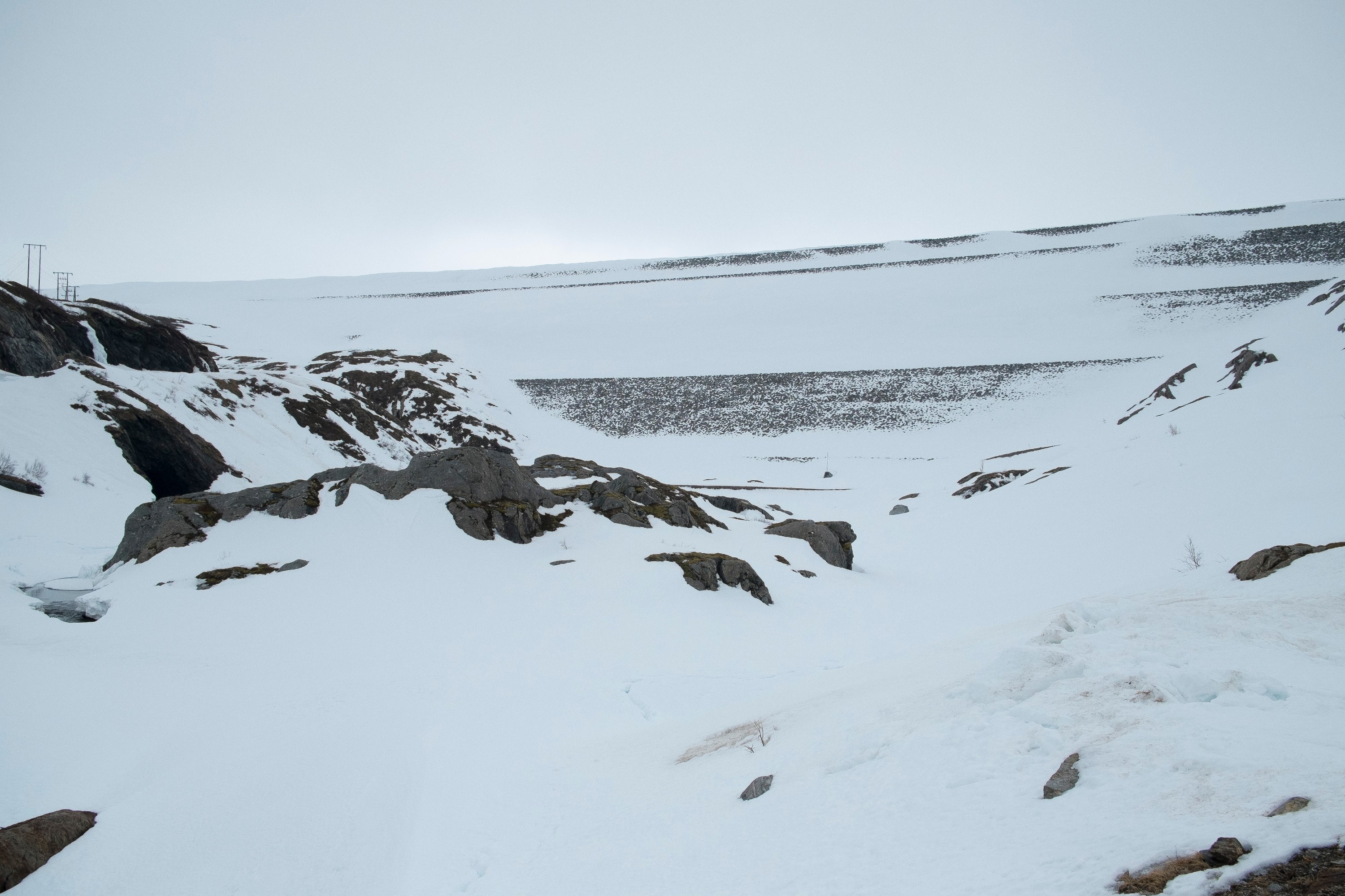 Dammen i snølandskap