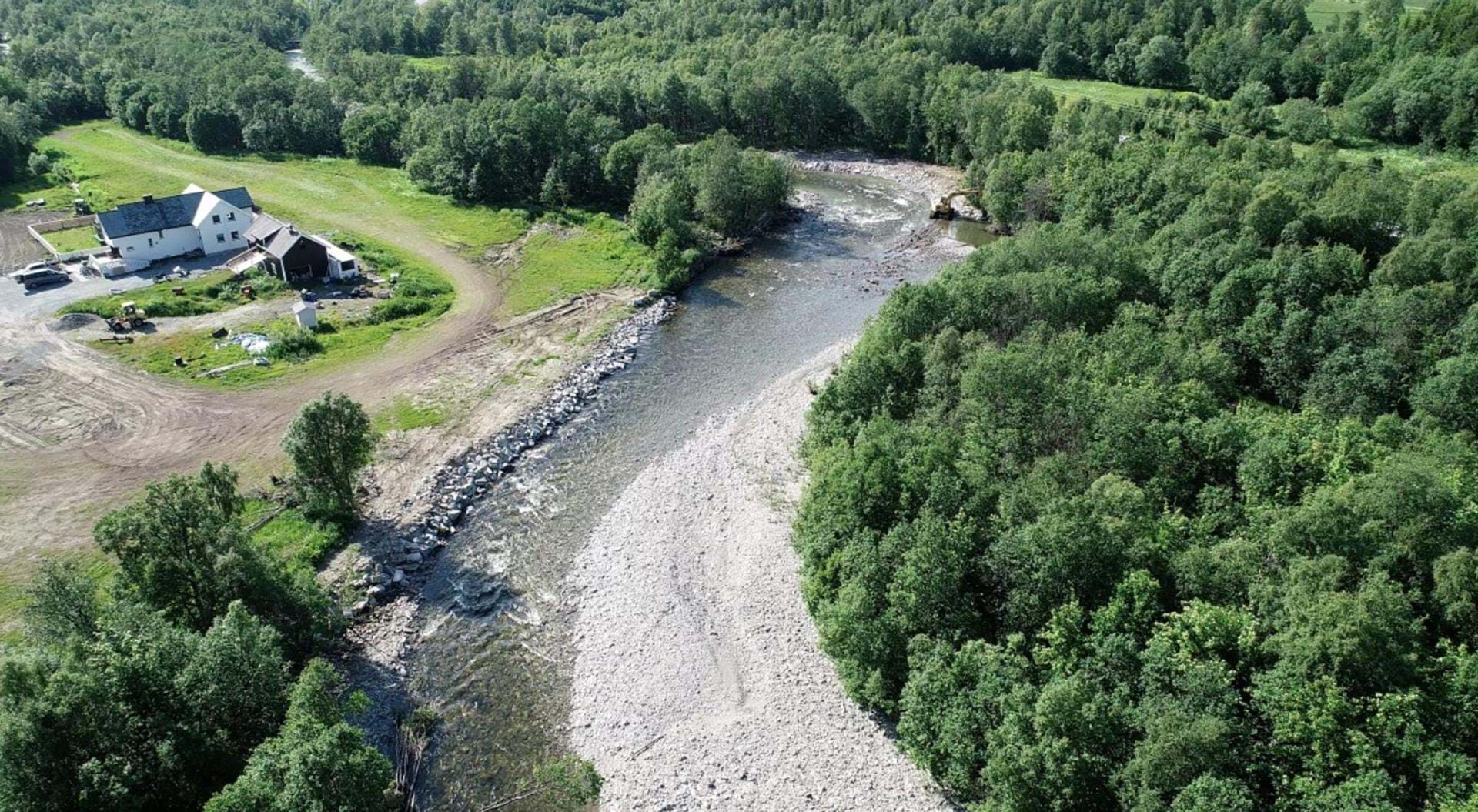 Etter en stor vårflom i 2020 var det behov for sikringstiltak på tre forskjellige plasser langs Lakselva. Det er gravd ut grusmasser fra elveløpet, reparert terskel inn i sideløpet og lagt erosjonssikring mot bolig. Foto: Anders Bjordal / NVE