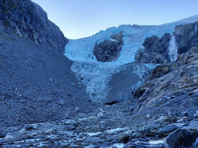 Buerbreen i Odda på austsida av Folgefonna har smelta tilbake 26 meter i år og 154 meter dei siste 10 åra. Foto: May Britt Buer/NVE.