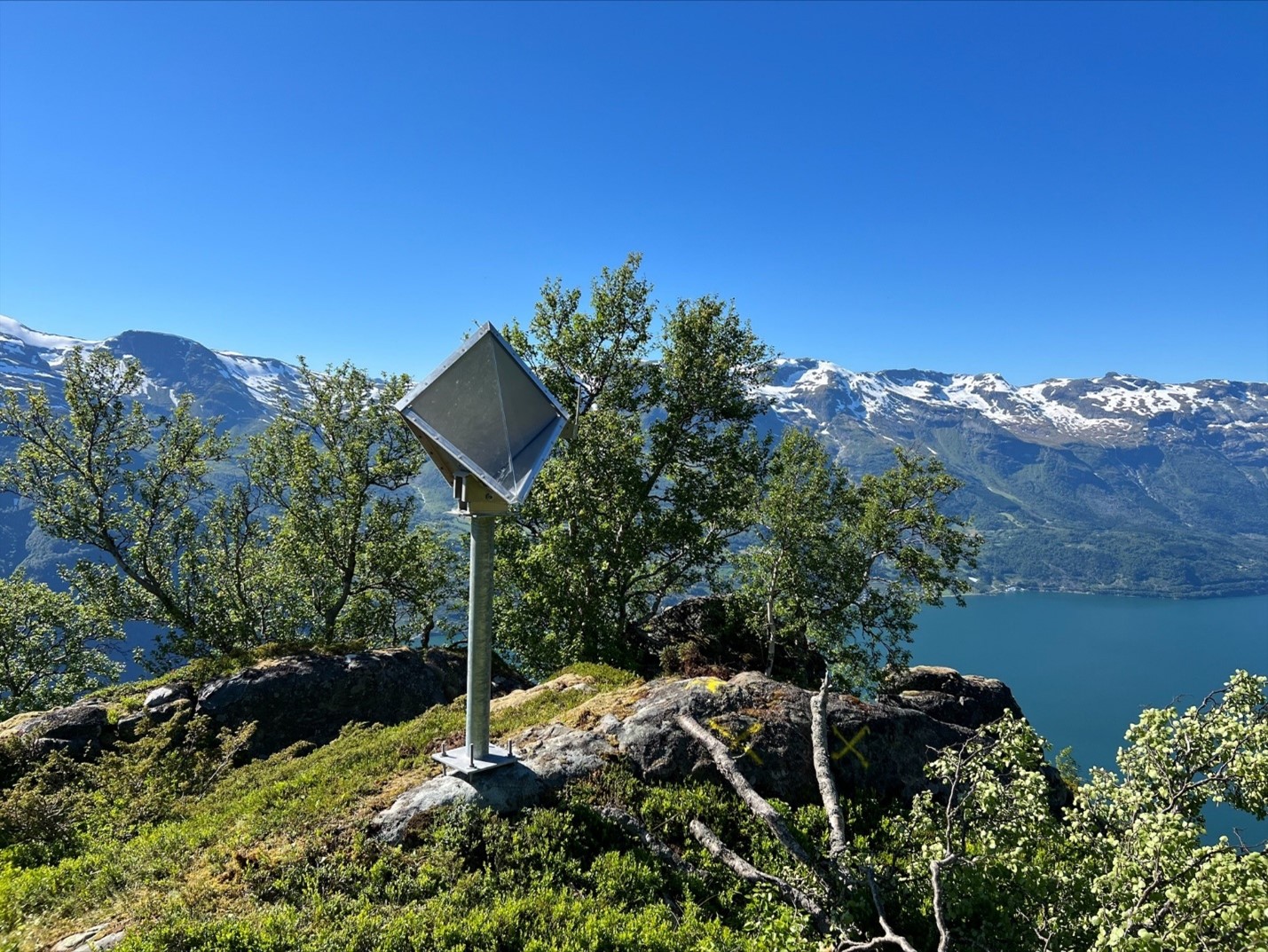 Hjørnereflektor på Lausenuten, Ullensvang kommune. Sverre Magnus Havig/NVE