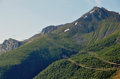 Ledningen opp i fjellet på nordsiden av Holandsfjorden