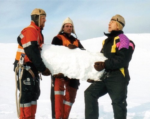 Her viser Bjørn Johansen, Alfinn Brennvollen og daværende ledningsmester i Statnett Lorents Sandmo frem deler av en ”ispølse”