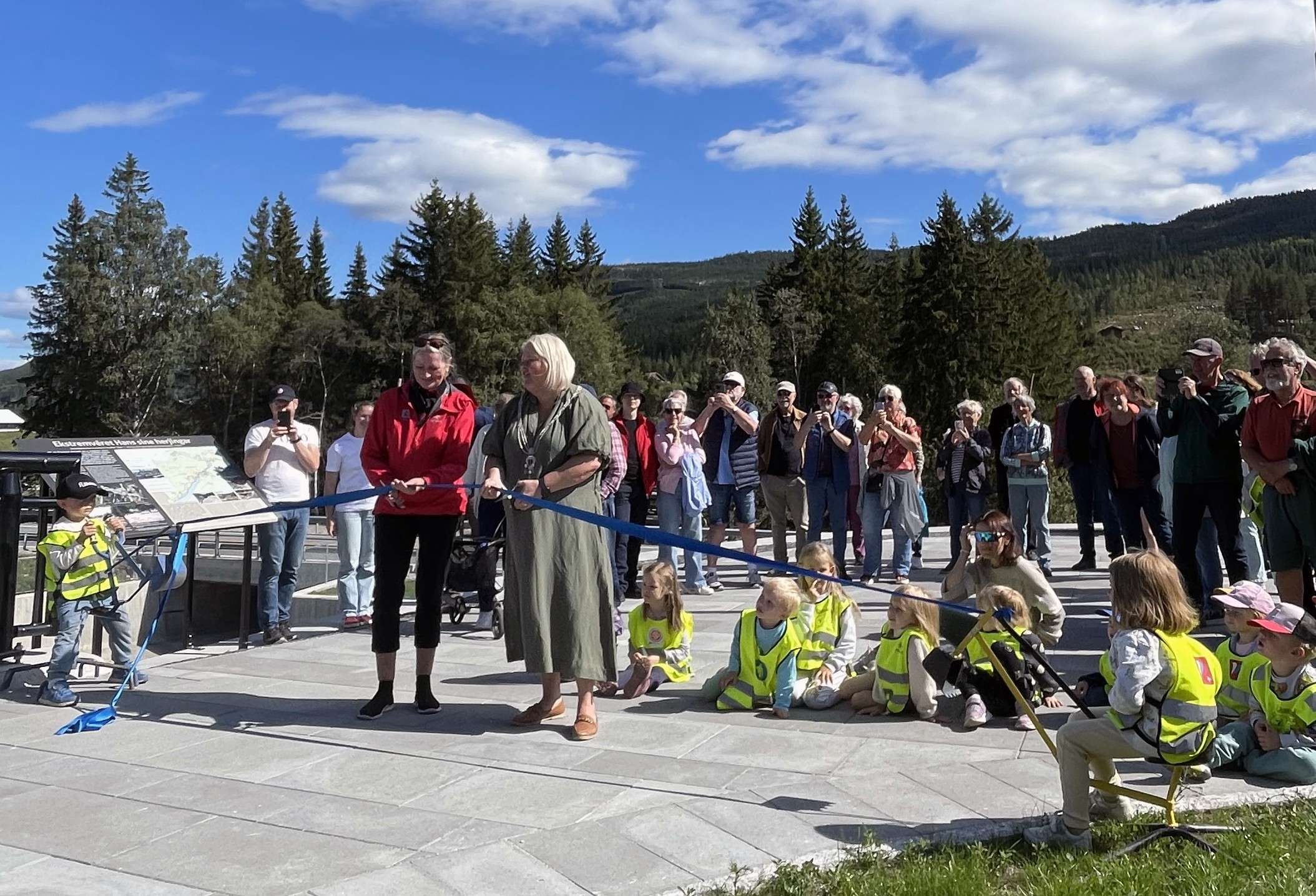 Fungerende skred- og vassdragsdirektør Toril Hofshagen og ordfører i Ål kommune Solveig Vestenfor, foretok den offisielle åpningen av sikringsanlegget. Foto: NVE