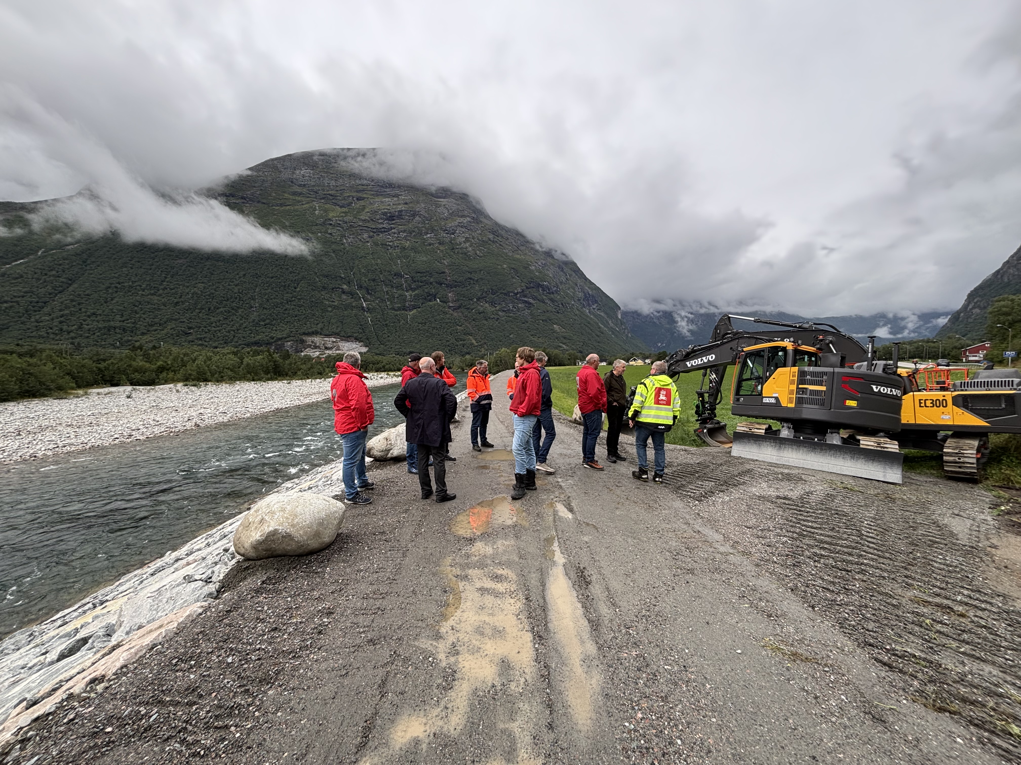 Befaring ved det nye sikringsanlegget i Sunndal kommune. Foto: NVE