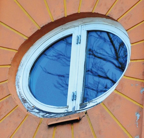 Ovalt vindu der murpussen er dekorert med solstråler som skyter ut fra vinduet, Paulinelund 1