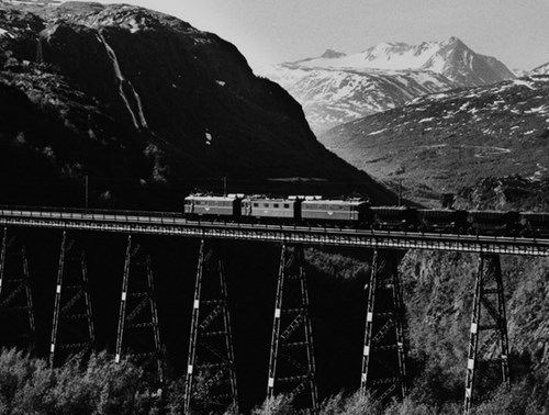 Malmtog på Norddalsbrua trukket av elektrisk lokomotiv El 12, 1980.