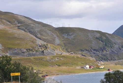 To parallelle 132 kV-ledninger over Kvaløya