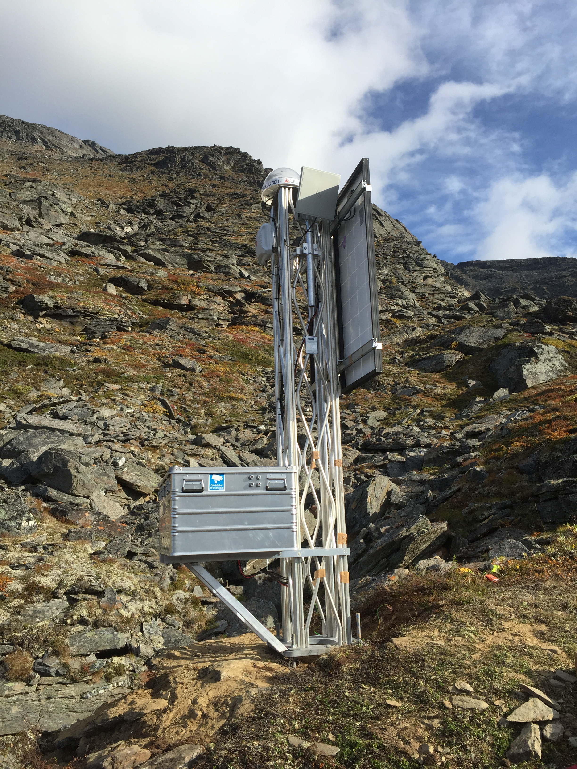 GNSS-antenne med fuelcelle og solcellepanel. Foto: P. S. Lyngstad/NVE